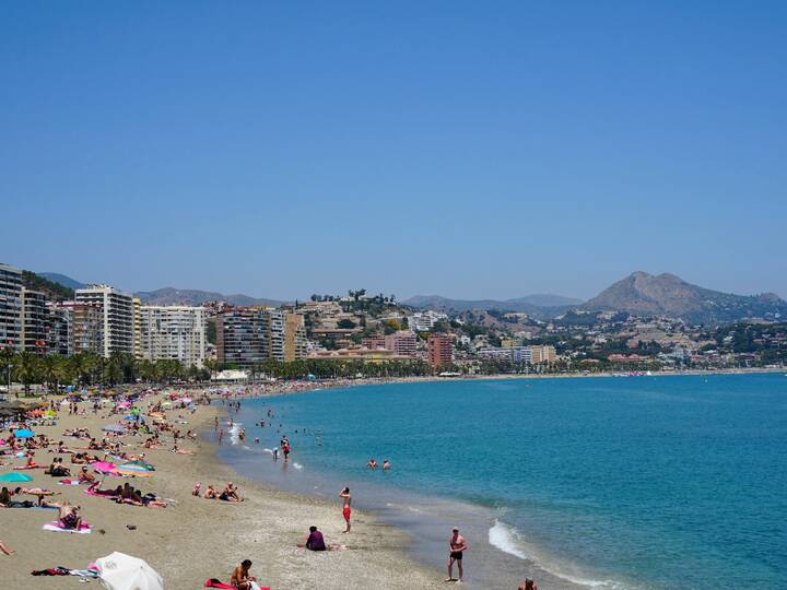 Spanische Flagge, Playa de Santa Ana, Benalmadena, Provinz Malaga, Costa  del Sol, Andalusien